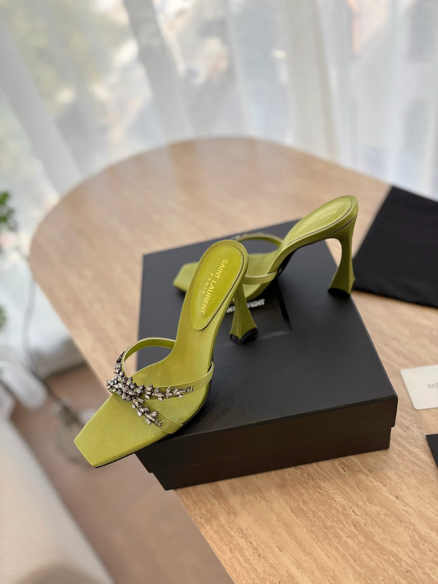 👟👟Ex-factory price 540👟👟 High version "SAINT LAUREN*" Saint Laurent YSL 25ss/spring and summer new catwalk style large rhinestone high-heeled shoes and sandals. Only YSL understands women's hearts best and does not accept refutation. It is a super invincible feminine artifact and a must-have for women (z-product full-body customization, own molded hardware accessories, perfect consistency). Compare the differences between pictures and goods on the market. ✔Upper: Customized imported calf patent leather/silk ✔Lining: Imported 🐑sheep leather ✔Sole: Imported genuine leather outsole ✔Heel height: 10.5cm ✔Number of yards: 35-39 (40 can be customized and non-returnable) (Full set of packaging)
